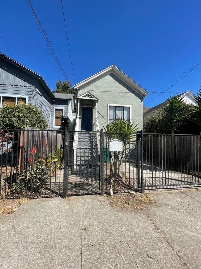 1/2 Off First Month's Rent, 4Bdrm, 2Bath - 1/2 Off First Month's Rent, 4Bdrm, 2Bath House