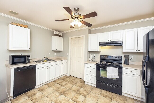 Foto del edificio - Wonderful 3 bedroom home in the highly ame...