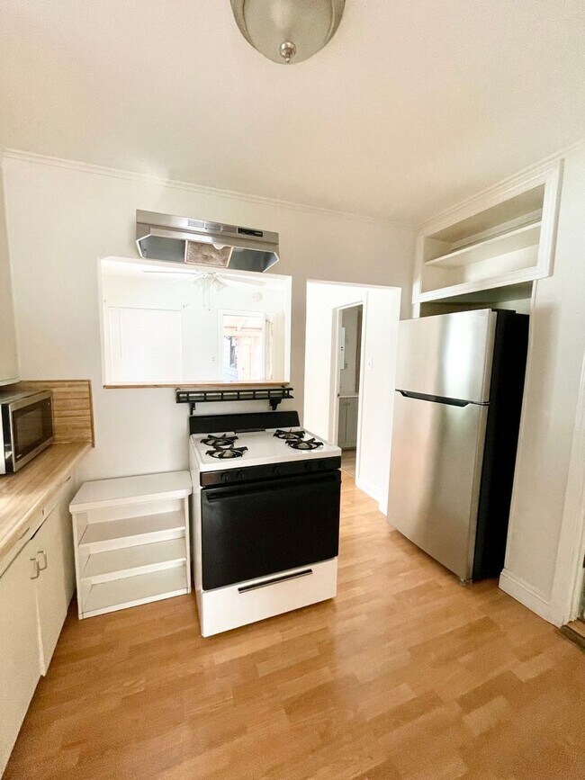 Building Photo - Tupper Street