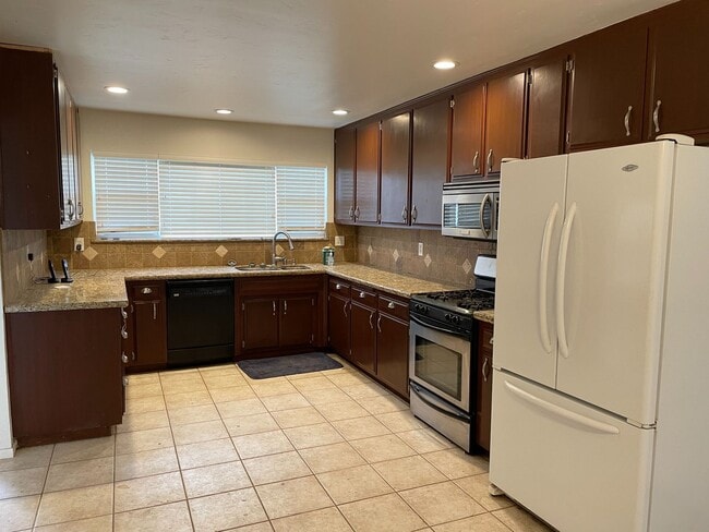 Building Photo - Spacious 3 BEDROOM 2 BATH HOME AVAILABLE O...