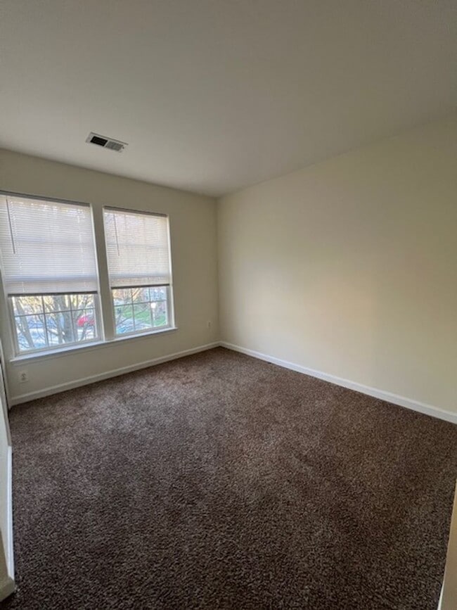 Building Photo - SPACIOUS TOWNHOUSE IN GERMANTOWN