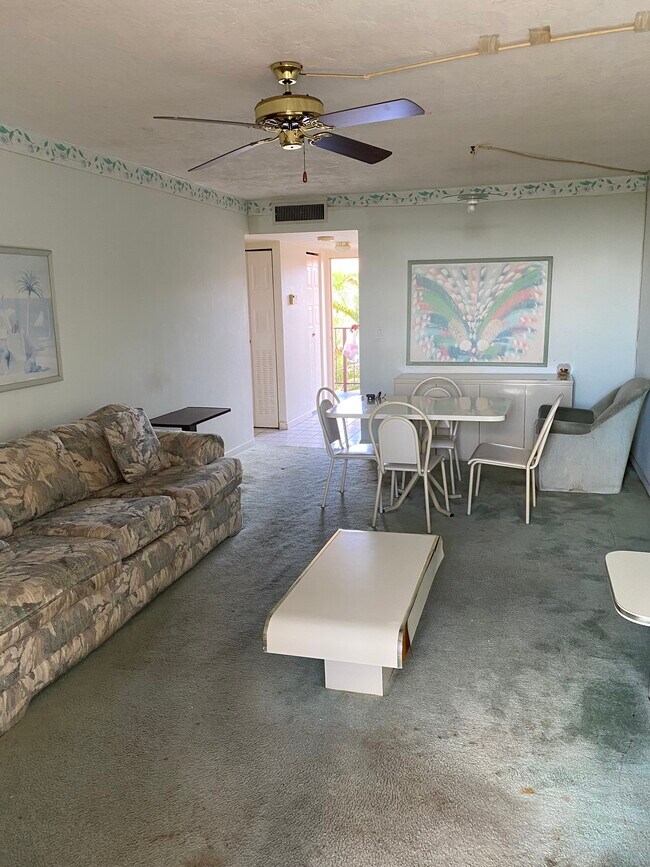 Building Photo - 2861 Somerset Dr