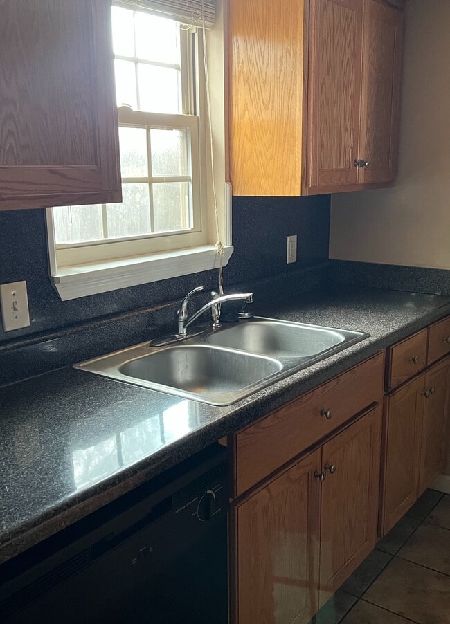 Building Photo - 100 14th Ave NE