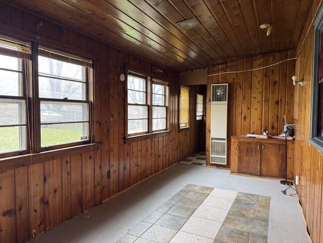 Building Photo - 1532 Vernon Ave