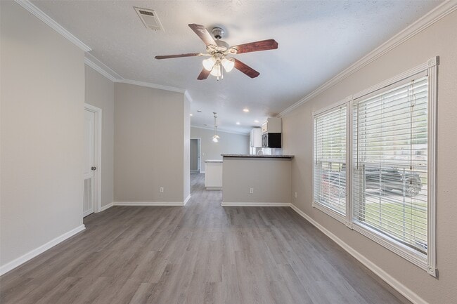 Building Photo - 1520 W Creek Dr