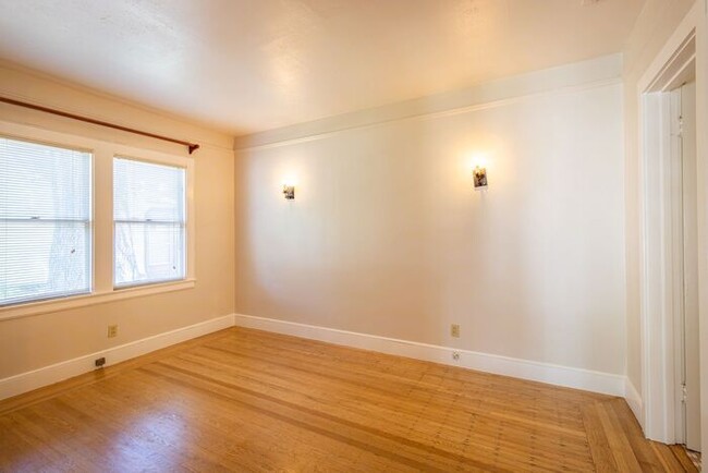 Building Photo - Charming 1 bed 1 bath, Single Story Cottag...