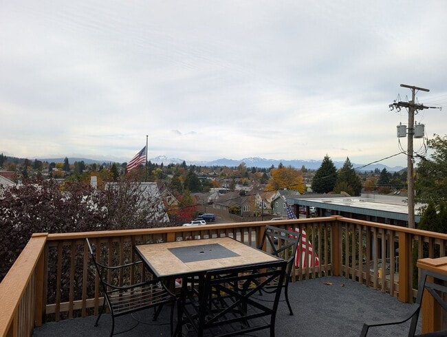 Foto del edificio - Easy Commute with Stunning Views!