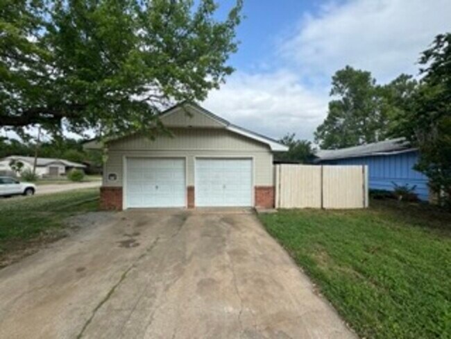 Building Photo - 1400 Brookdale Dr
