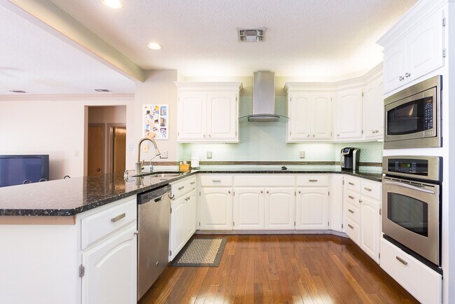 Building Photo - Beautiful 4 bedroom home in the Deerfield Subdivision