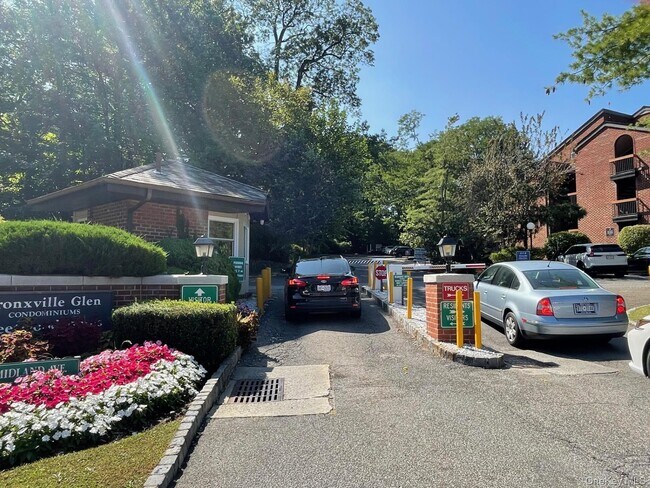 Foto del edificio - 1360 Midland Ave