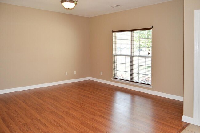 Building Photo - 120 Meadowland Dr