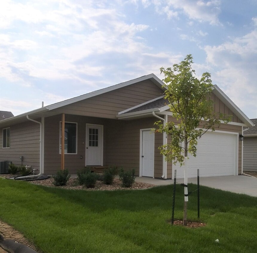Primary Photo - 5 BED | 2 BATH | DOUBLE GARAGE | BRAND-NEW...