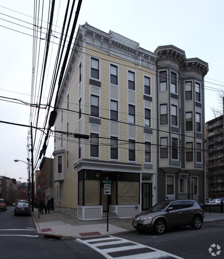 Primary Photo - 200 Monroe St