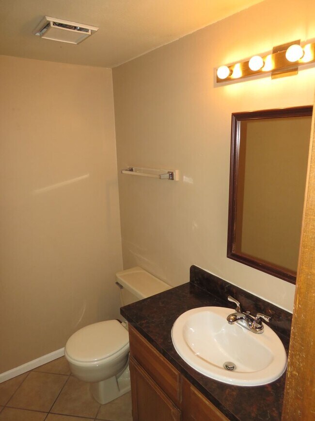 Building Photo - Unique 3-Bedroom Townhouse in Rockrimmon!