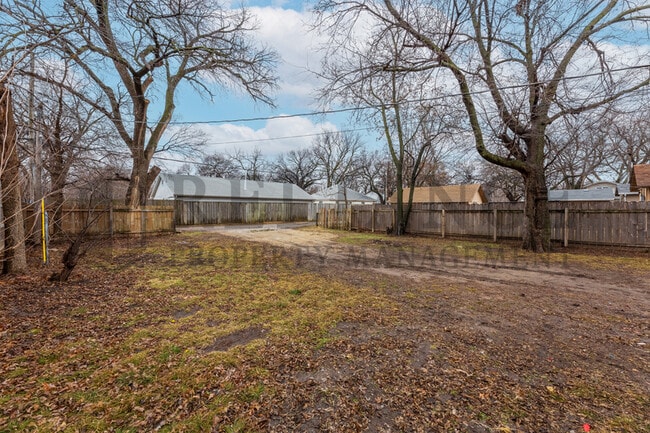 Building Photo - 2719 W Douglas Ave
