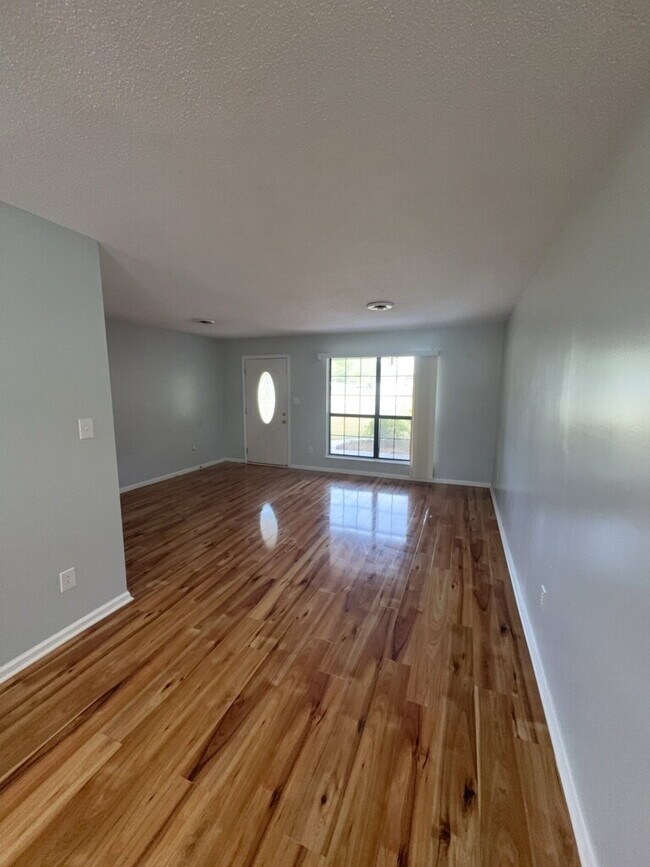 Foto del edificio - 110 Elwood Rd