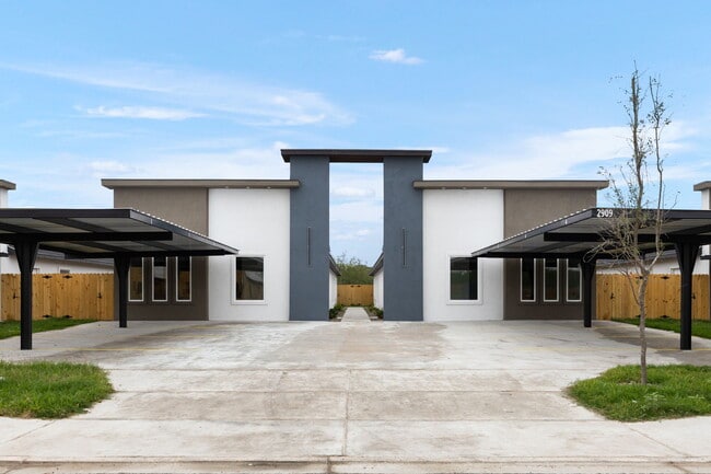Building Photo - 3109 Links Dr