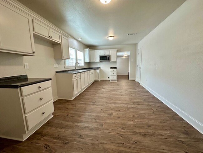 Foto del edificio - 4655 Fairfields Ave