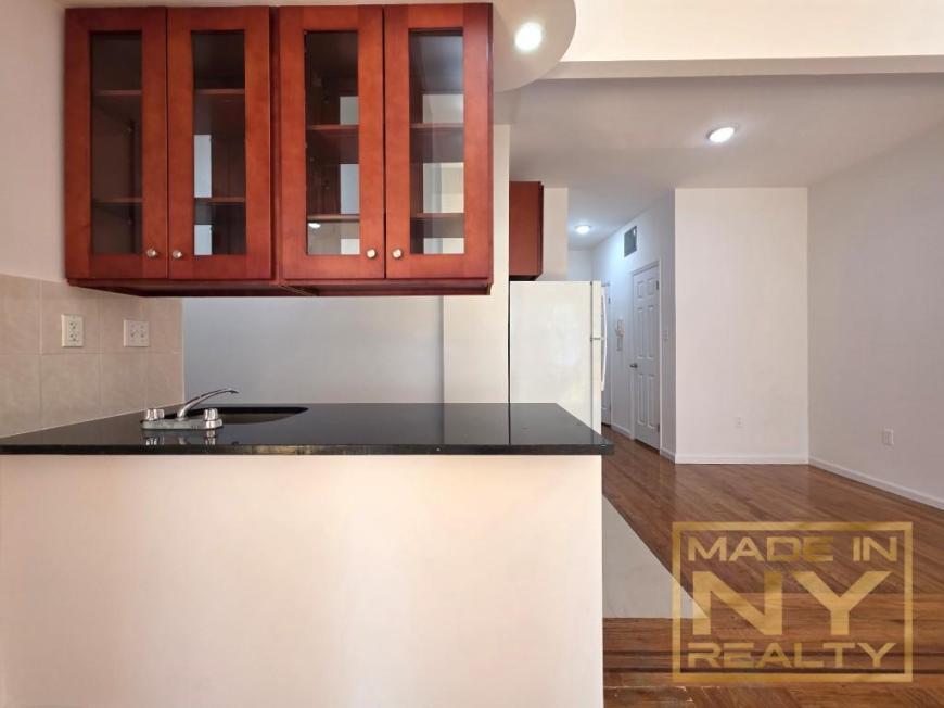 Foto principal - 1 bedroom in SUNNYSIDE NY 11104