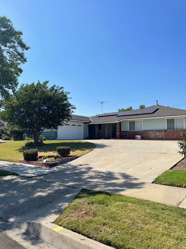 Building Photo - 1050 W La Deney Dr