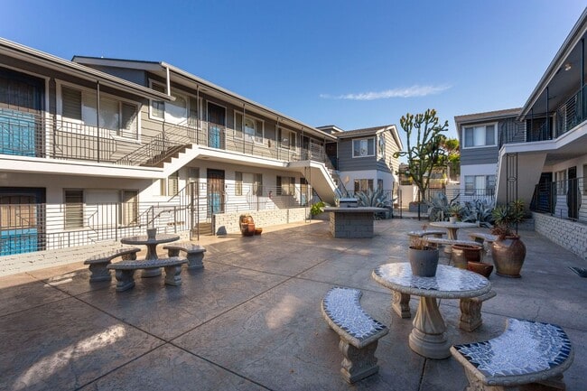 Building Photo - Charming 1 Bedroom in Talmadge/College Area with Parking!