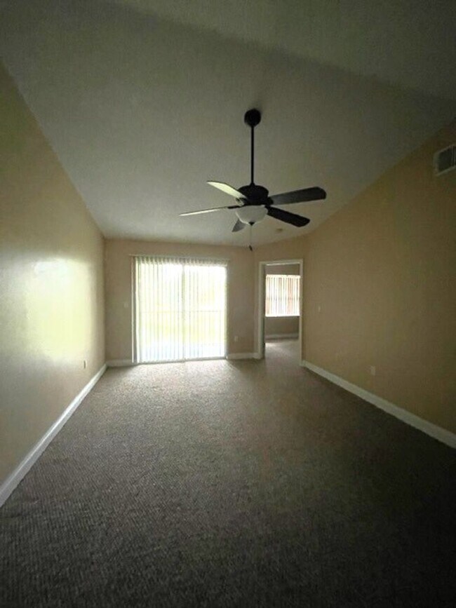 Building Photo - 2 Bedroom 2 Bathroom Condo in West Kissimmee!