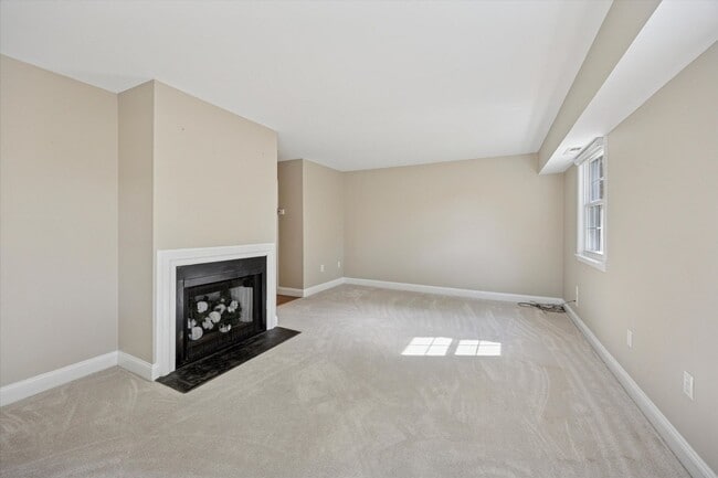 Foto del edificio - Available Immediately – 4 Bedroom End-Unit...