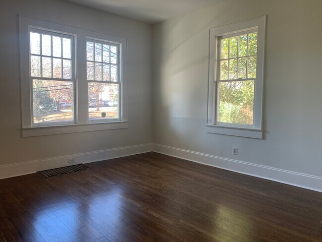 Building Photo - 1098 University Dr NE