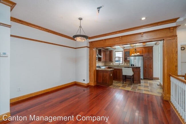 Building Photo - 4 br, 3.5 bath House - 1011 S. Decker Ave.