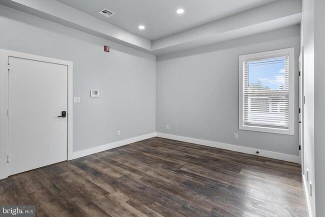 Building Photo - 342 W Queen Ln