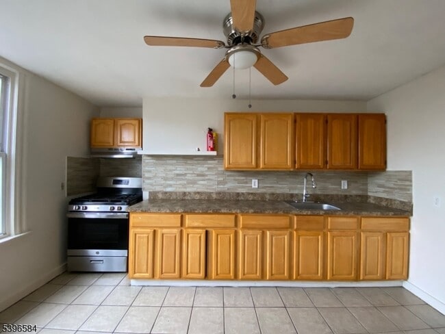 Foto del edificio - 130 Milford Ave