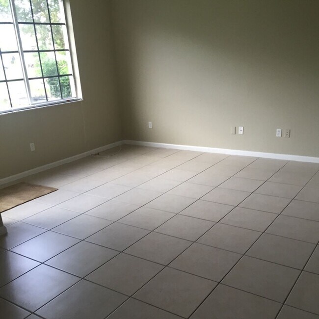 Photo - Large Townhouse with Garage