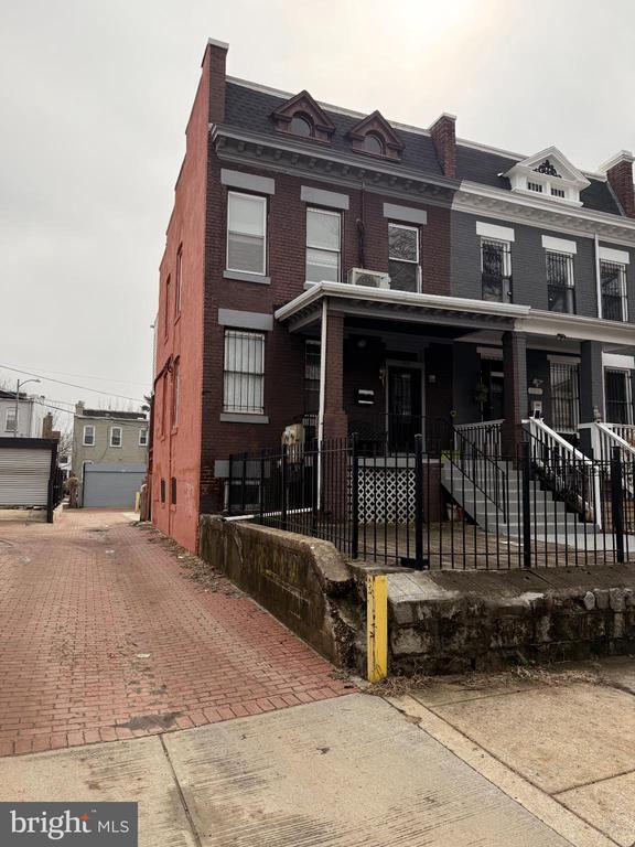 Building Photo - 600 Keefer Pl NW