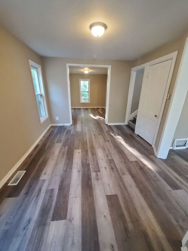 Building Photo - 4 Bedroom  Single Family
