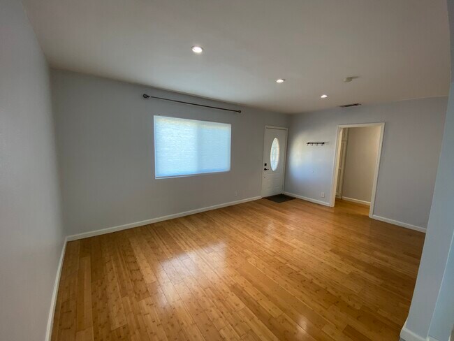 Foto del edificio - 7247 Farmdale Ave