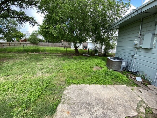 Foto del edificio - 5917 Kimbrough Dr