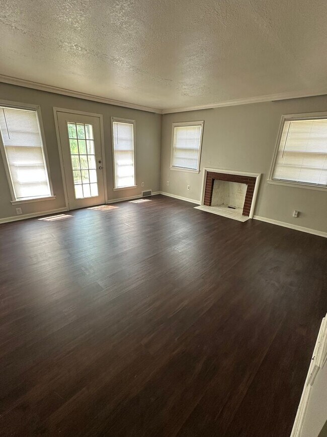 Building Photo - 2 bedroom 1 batg