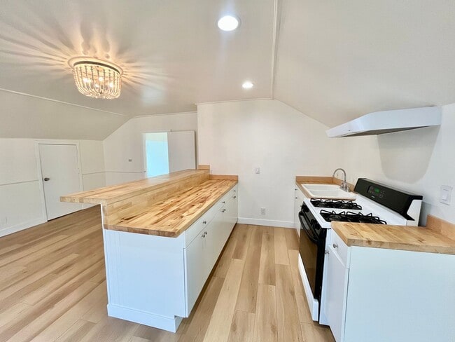 Building Photo - Upstairs 2 Bedroom Apartment with Extra St...