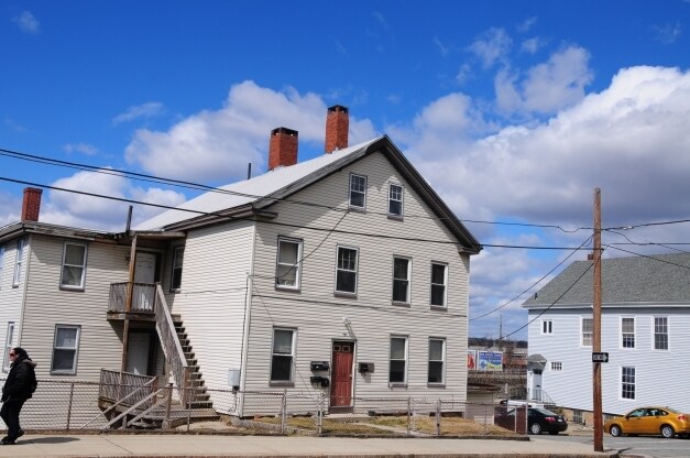 Primary Photo - 742 N Main St