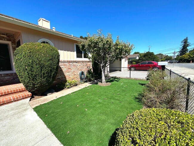 Building Photo - 140-142 Oakwood