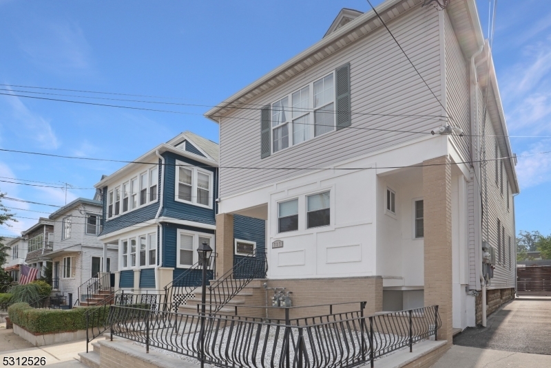 Primary Photo - 737 Jackson Ave