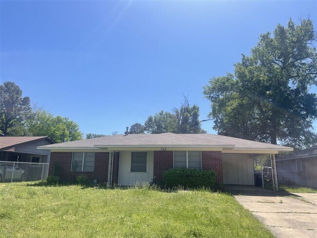 Building Photo - Rent Ready 3 Bedroom brick home in west Sh...