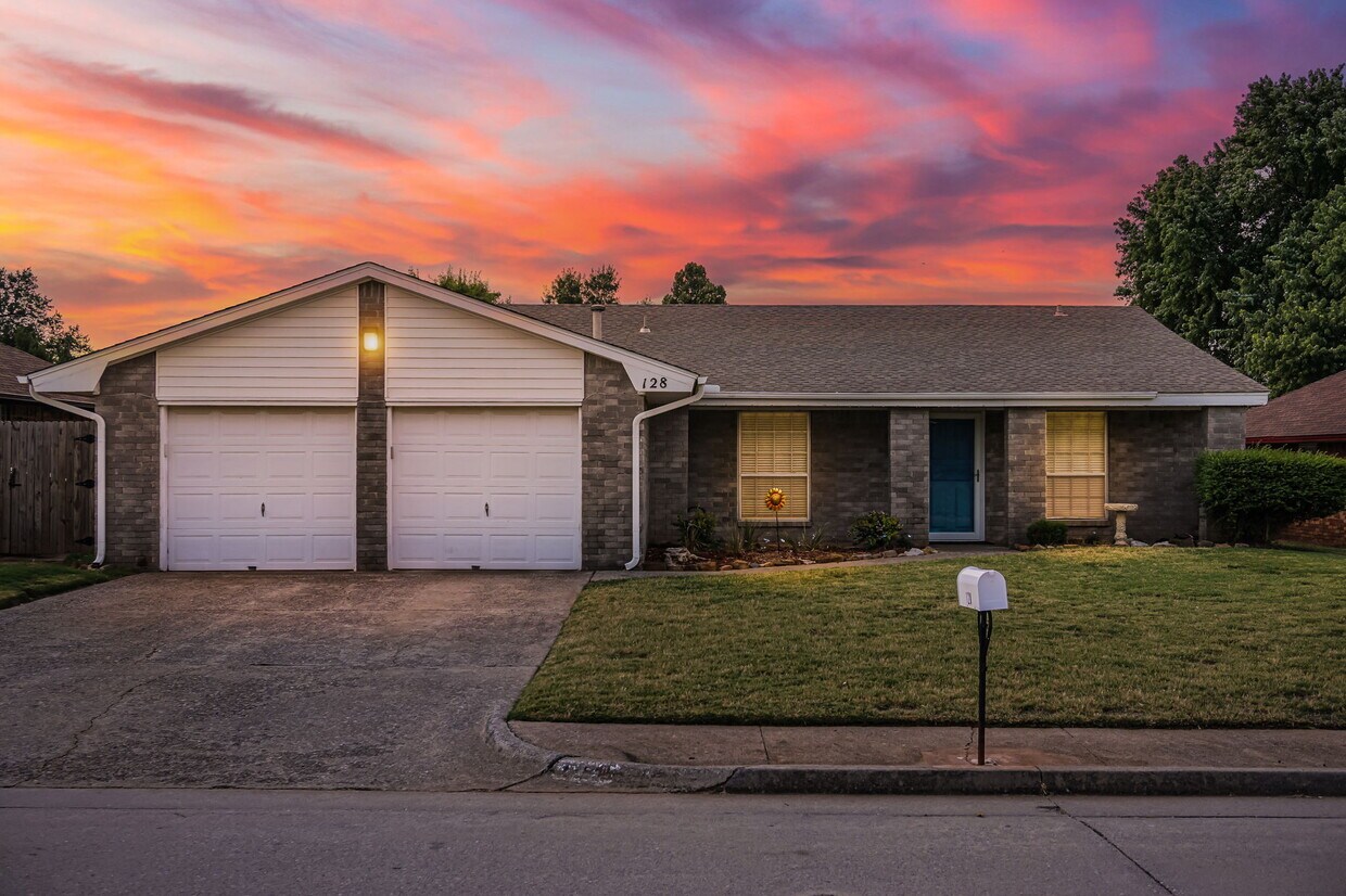 Foto principal - 128 W Platt Dr