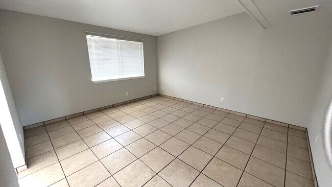 Foto del edificio - Beautiful home with 2 kitchens and 3 bedrooms and 2 bathrooms