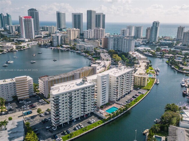 Foto del edificio - 401 Golden Isles Dr