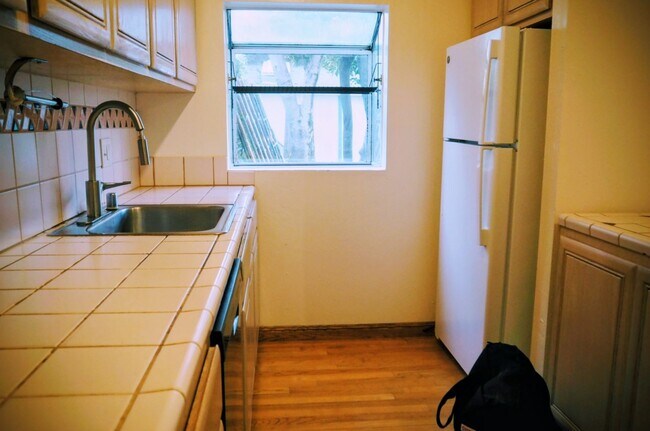 Building Photo - Quiet and cozy North Slope retreat: Sun, Views & Serenity on Vermont St.