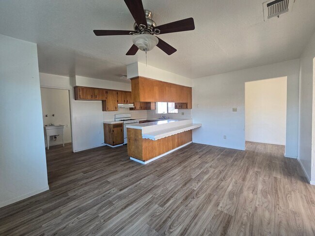 Foto del edificio - 3 Bedroom 2 Bathroom Home for Rent in Hanford
