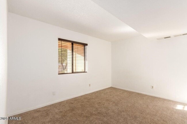 Building Photo - 1440 N Idaho Rd
