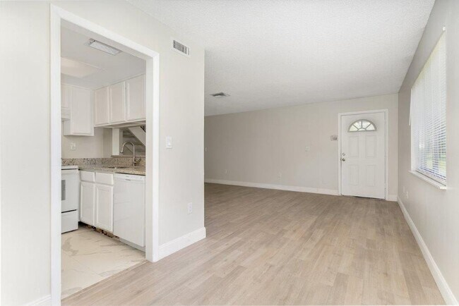 Foto del edificio - 4112 Yellow Pine Ln