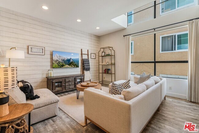 Foto del edificio - 520 S Barrington Ave
